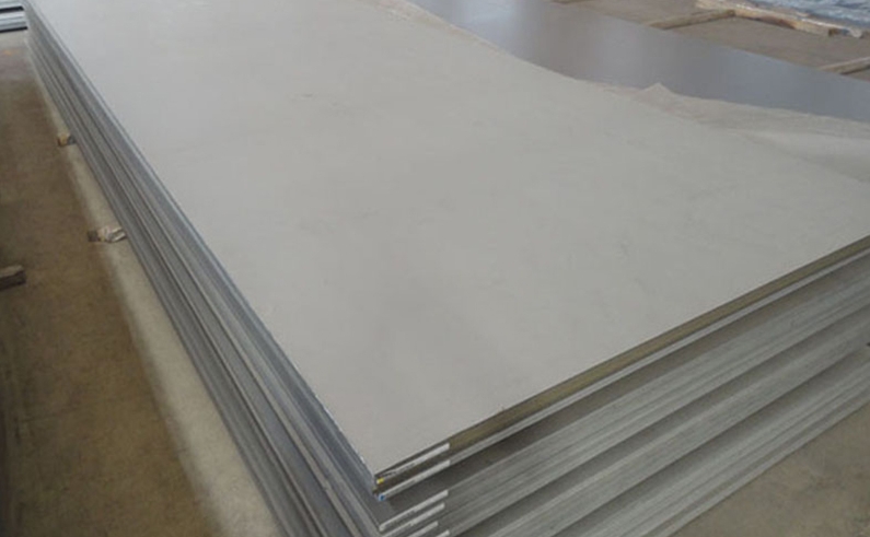 Stainless steel sheets and plates stacked for industrial use – PEI PADIMAR