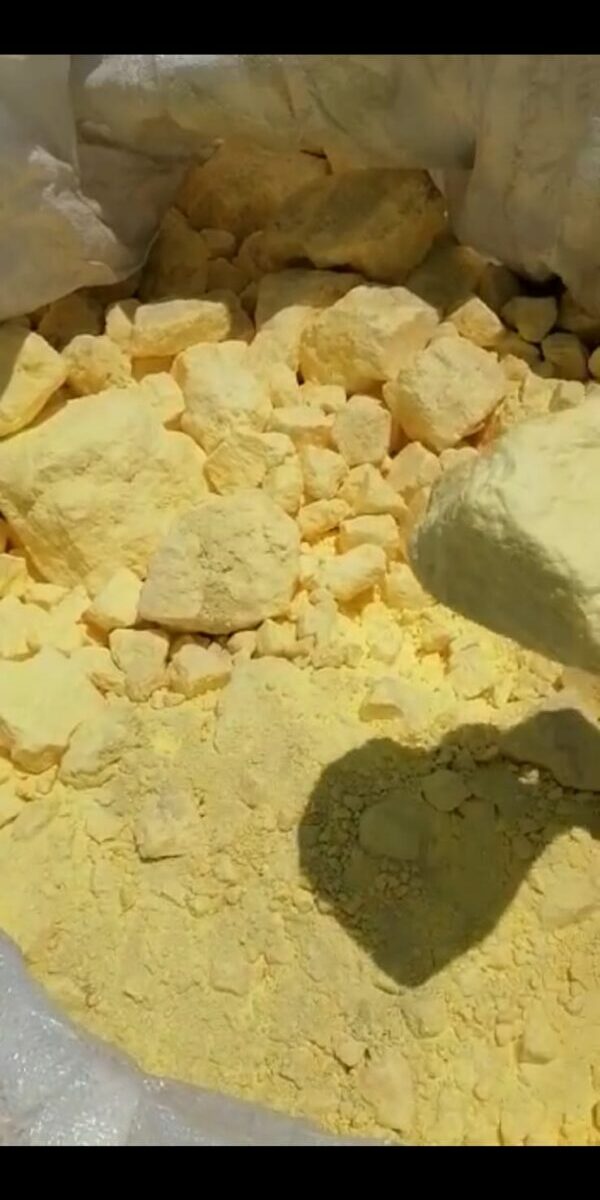 Bright yellow sulfur granules used in fertilizers, chemical production, rubber vulcanization and industrial applications.