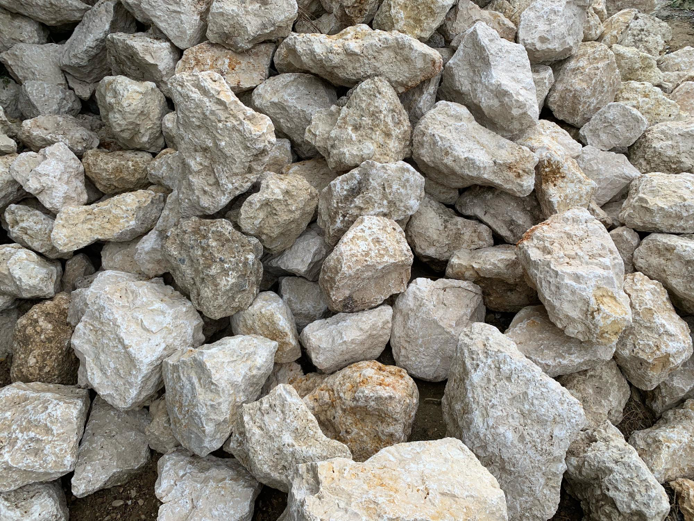 High-density barite mineral (barium sulfate) in white and beige tones used in oil drilling, paints and industrial applications.