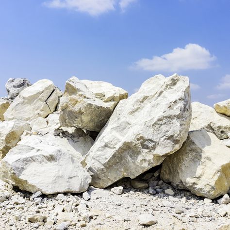 High-quality bentonite clay in beige and grey tones used in drilling, construction, foundry and industrial applications.