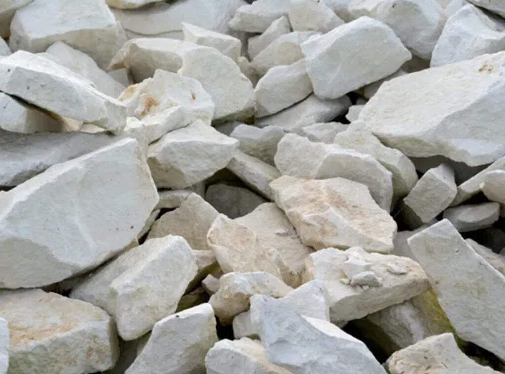 High-purity limestone stones in white and beige tones used in cement, construction, steelmaking and chemical industries.