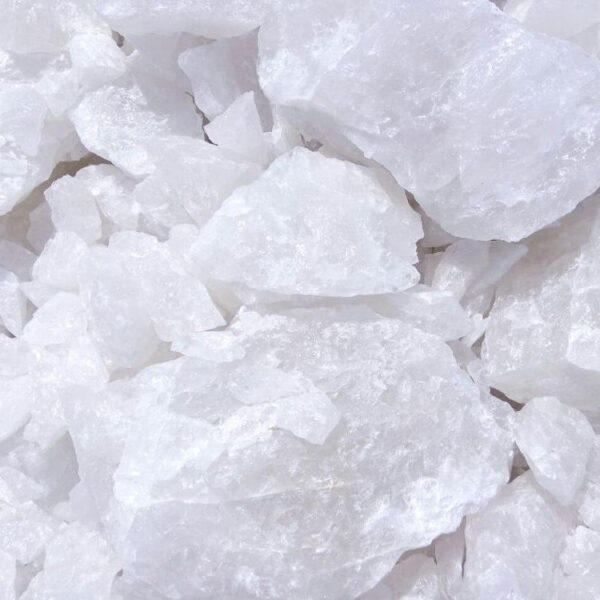 High-purity silica quartz crystals with white and transparent tones used in glassmaking, electronics and industrial applications.