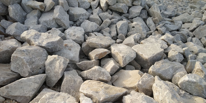 High-quality feldspar mineral in white and light beige tones used in ceramics, glass and industrial applications.