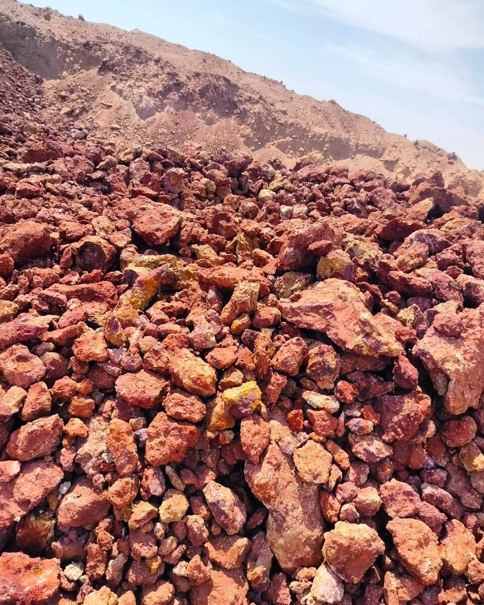 Natural hematite iron ore in red and metallic dark tones, available in Fe grades 40–45%, 46–48% and 48–50%, used in steelmaking, cement and industrial applications.