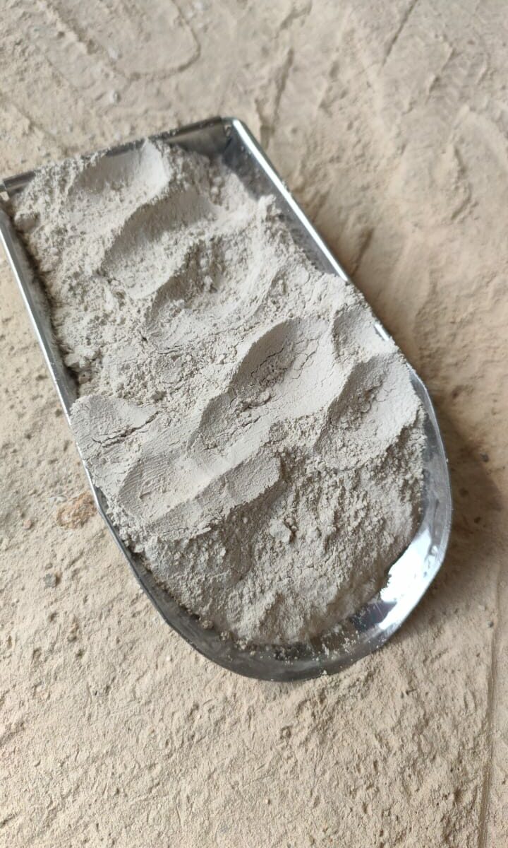 Fine barite powder (barium sulfate) in white and beige tones used for drilling fluids, paints, plastics and industrial applications.