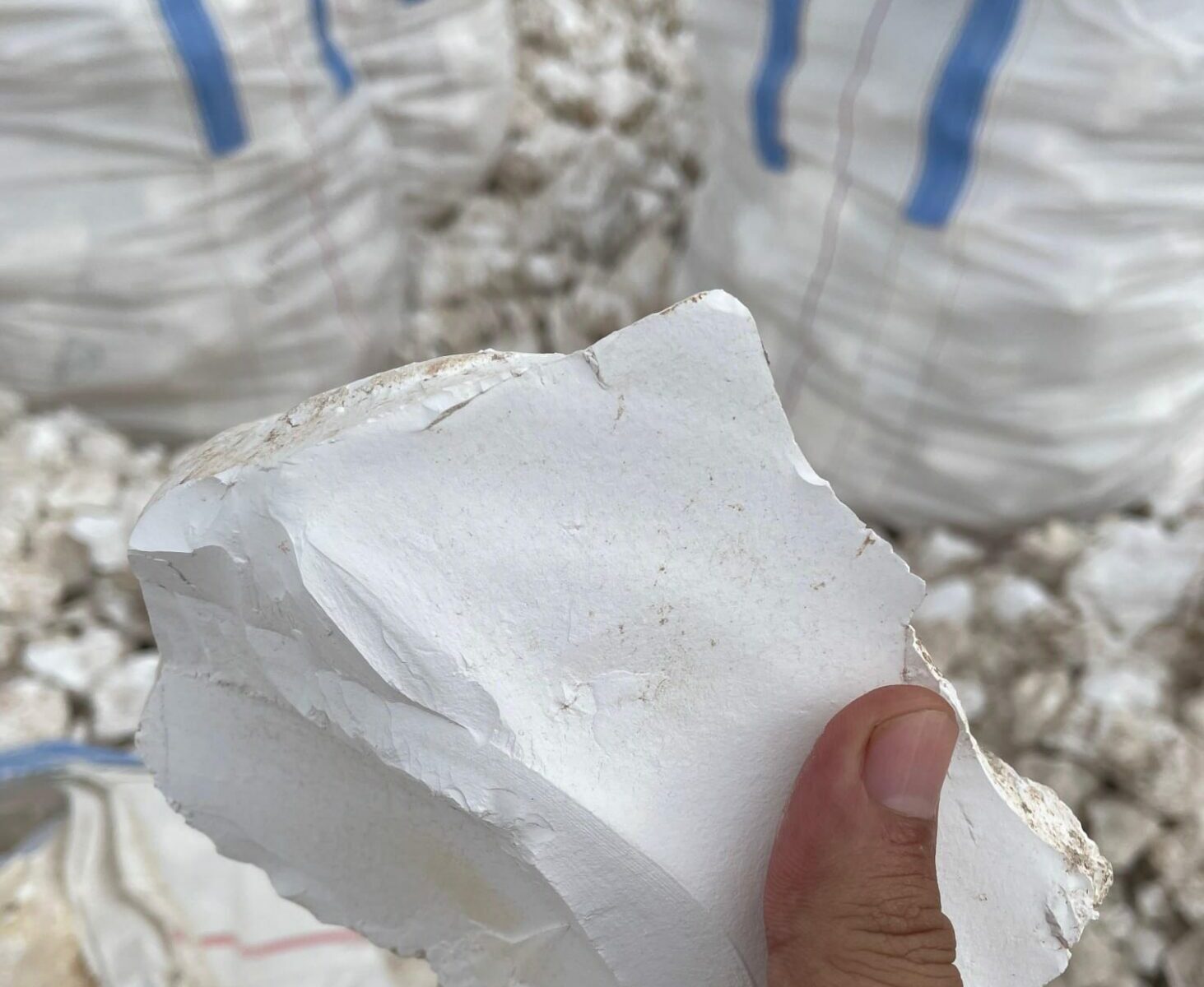 Raw magnesite lumps (MgCO₃) in white and beige tones used for refractories, magnesium oxide production and industrial applications.